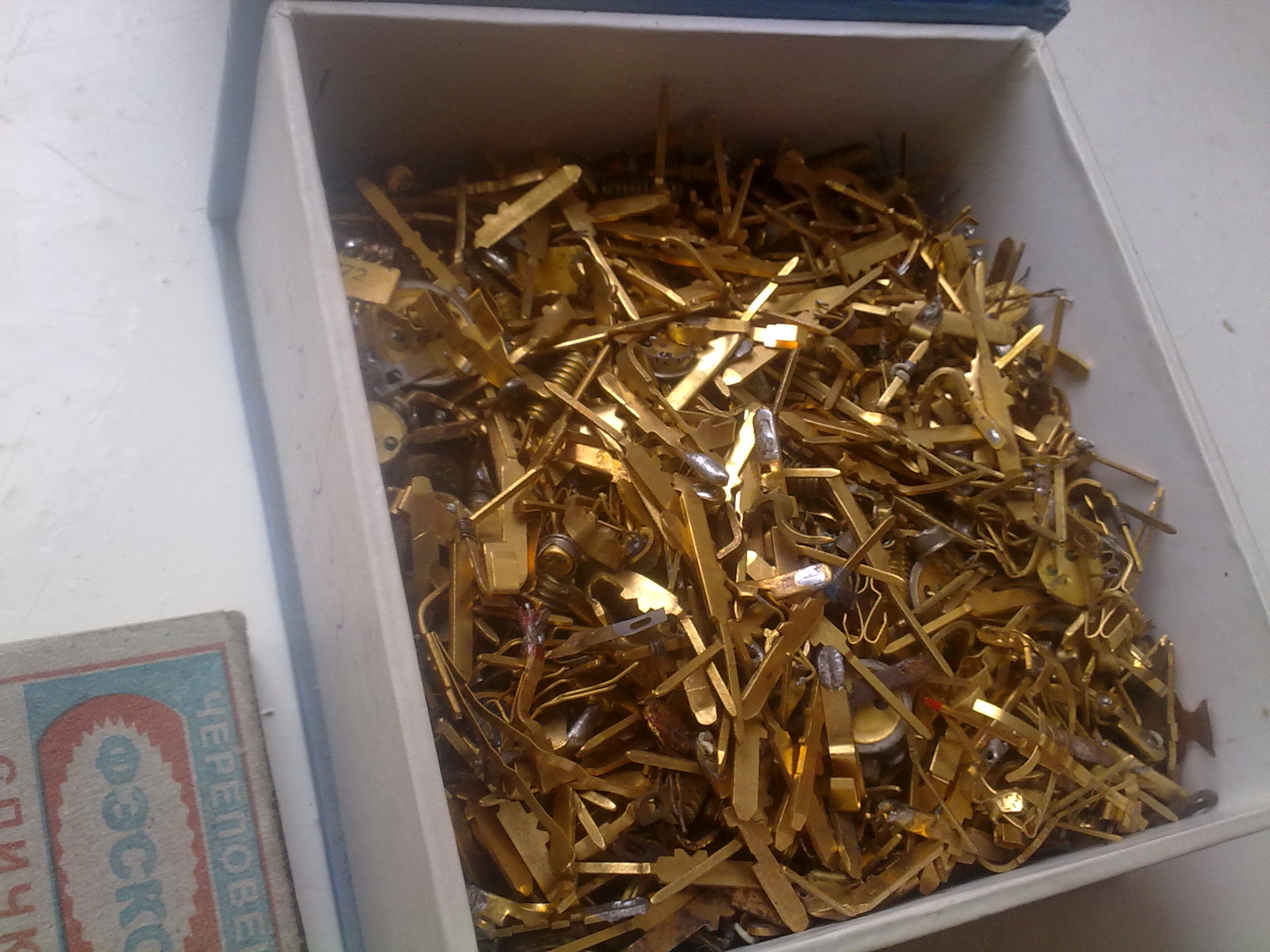 микросхемы с золотом. в чем есть золото. в чем есть золото. радиодетали с позолотой. радиодетали с позолотой.