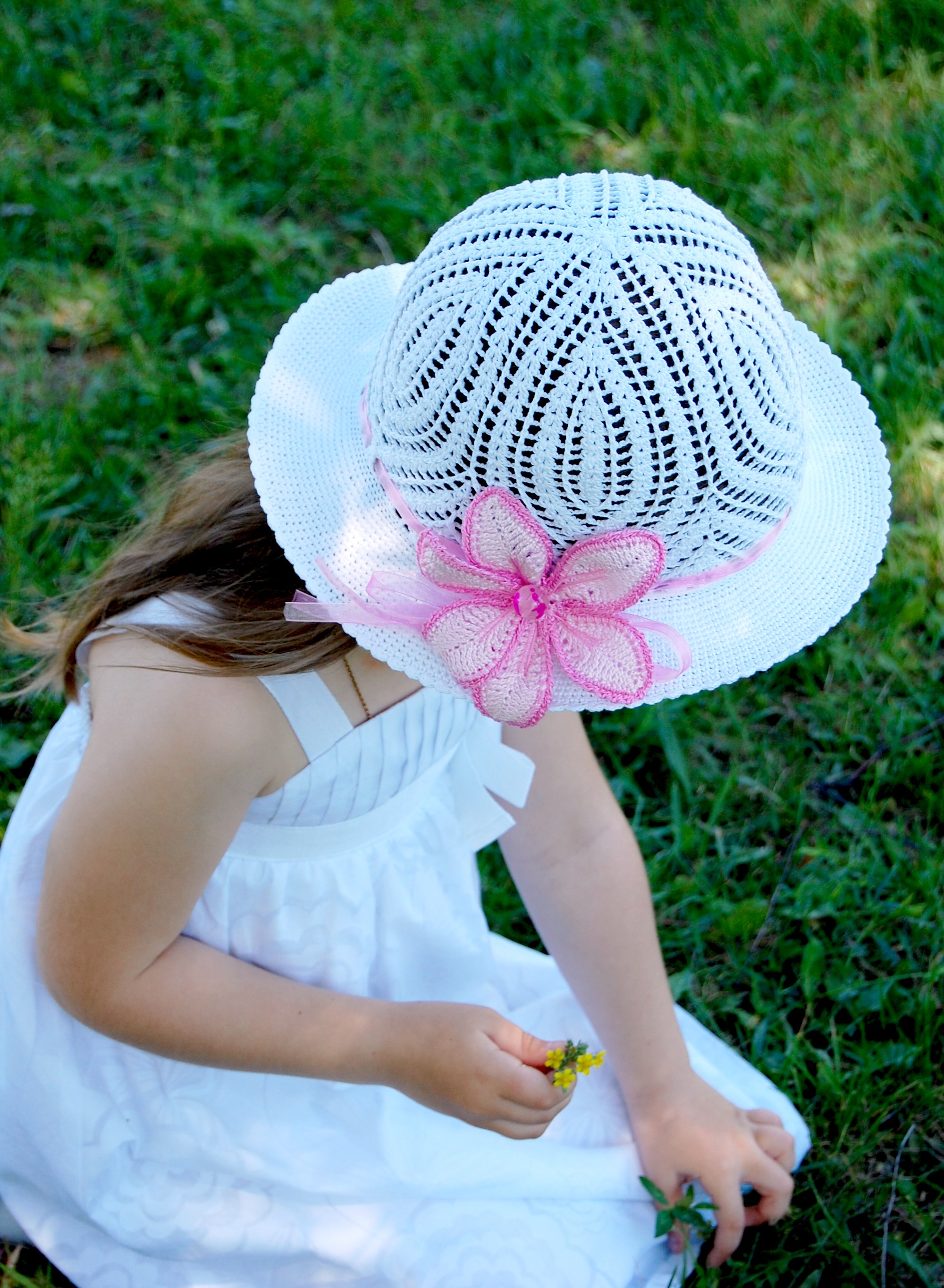 Детская летняя шапочка крючком. Вязаная шляпка для девочки. Летняя шапочка для девочки. Девочка в шляпе. Летние панамки для девочек.