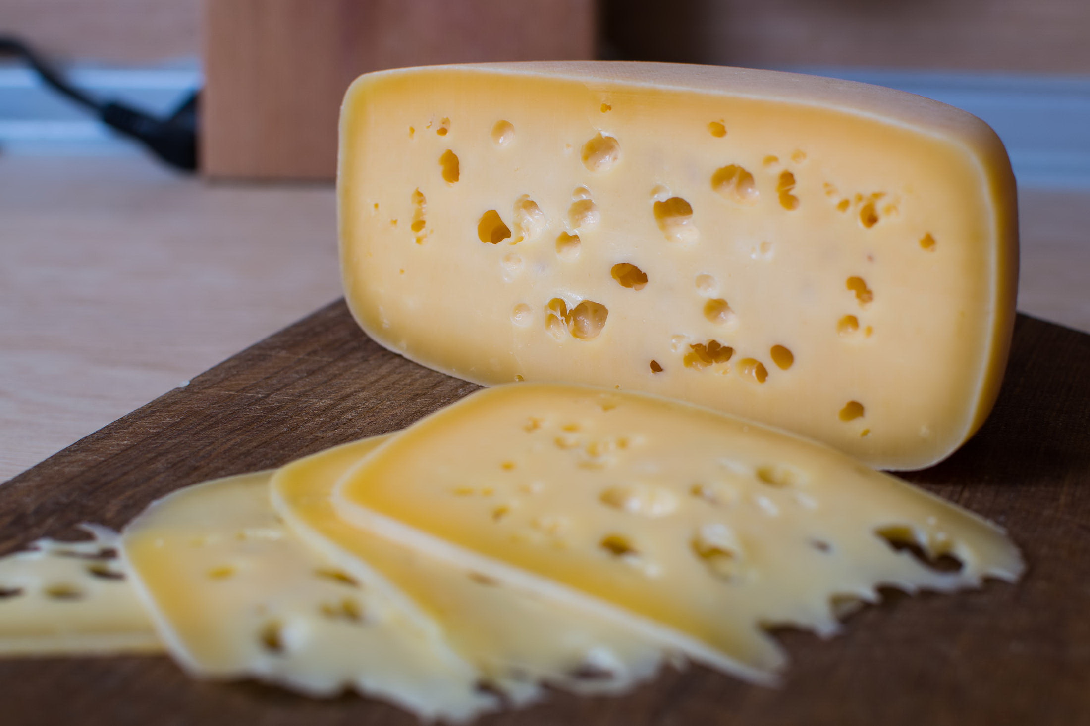 Сыр "маасдам". Кусок сыра с дырками. Аппетиссимо рецепты сыров. Маасдам гауда. Пон-л’эвек (сыр).